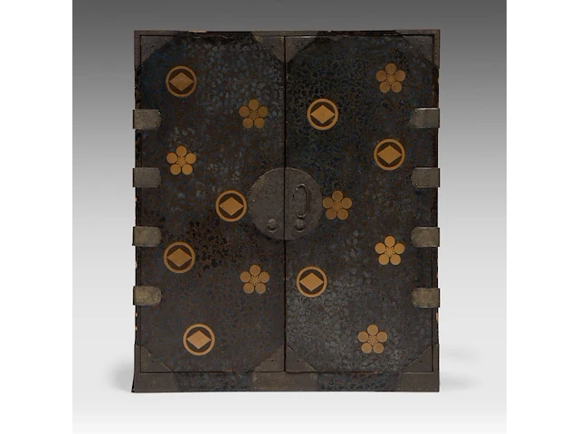 A japanese black and gold lacquered cabinet, mon symbols on the exterior and the 'three friends of winter' on the interior, meiji period (1868-1912), h 107,5 - 90 x 44,5 cm - afbeelding 1 van  13