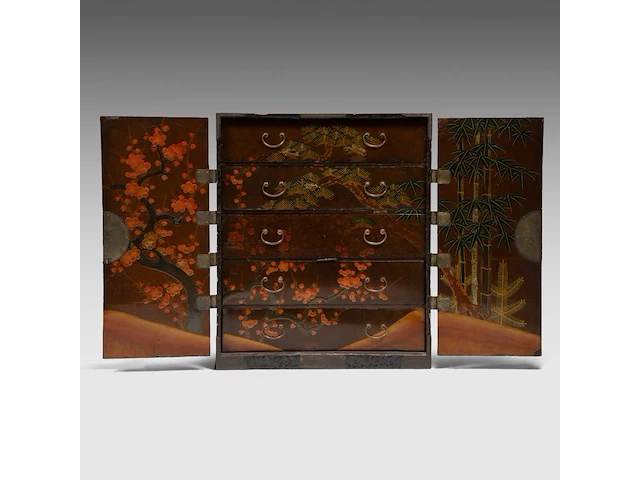 A japanese black and gold lacquered cabinet, mon symbols on the exterior and the 'three friends of winter' on the interior, meiji period (1868-1912), h 107,5 - 90 x 44,5 cm - afbeelding 6 van  13