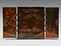 A japanese black and gold lacquered cabinet, mon symbols on the exterior and the 'three friends of winter' on the interior, meiji period (1868-1912), h 107,5 - 90 x 44,5 cm - afbeelding 6 van  13
