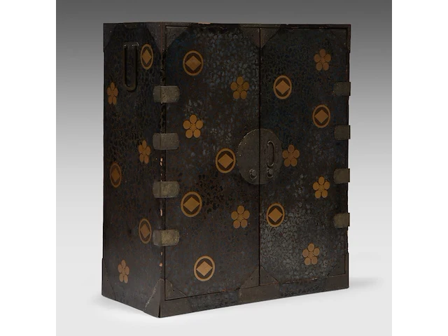 A japanese black and gold lacquered cabinet, mon symbols on the exterior and the 'three friends of winter' on the interior, meiji period (1868-1912), h 107,5 - 90 x 44,5 cm - afbeelding 7 van  13