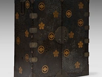 A japanese black and gold lacquered cabinet, mon symbols on the exterior and the 'three friends of winter' on the interior, meiji period (1868-1912), h 107,5 - 90 x 44,5 cm - afbeelding 7 van  13