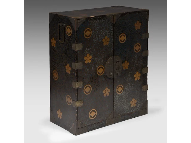 A japanese black and gold lacquered cabinet, mon symbols on the exterior and the 'three friends of winter' on the interior, meiji period (1868-1912), h 107,5 - 90 x 44,5 cm - afbeelding 8 van  13