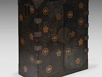 A japanese black and gold lacquered cabinet, mon symbols on the exterior and the 'three friends of winter' on the interior, meiji period (1868-1912), h 107,5 - 90 x 44,5 cm - afbeelding 8 van  13