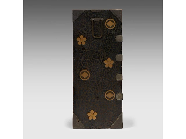 A japanese black and gold lacquered cabinet, mon symbols on the exterior and the 'three friends of winter' on the interior, meiji period (1868-1912), h 107,5 - 90 x 44,5 cm - afbeelding 9 van  13