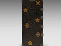 A japanese black and gold lacquered cabinet, mon symbols on the exterior and the 'three friends of winter' on the interior, meiji period (1868-1912), h 107,5 - 90 x 44,5 cm - afbeelding 9 van  13