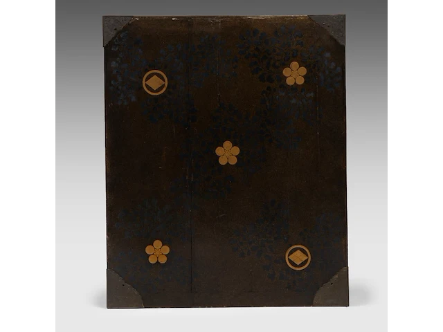 A japanese black and gold lacquered cabinet, mon symbols on the exterior and the 'three friends of winter' on the interior, meiji period (1868-1912), h 107,5 - 90 x 44,5 cm - afbeelding 10 van  13