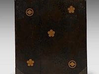 A japanese black and gold lacquered cabinet, mon symbols on the exterior and the 'three friends of winter' on the interior, meiji period (1868-1912), h 107,5 - 90 x 44,5 cm - afbeelding 10 van  13