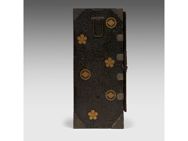 A japanese black and gold lacquered cabinet, mon symbols on the exterior and the 'three friends of winter' on the interior, meiji period (1868-1912), h 107,5 - 90 x 44,5 cm - afbeelding 11 van  13