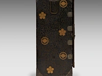 A japanese black and gold lacquered cabinet, mon symbols on the exterior and the 'three friends of winter' on the interior, meiji period (1868-1912), h 107,5 - 90 x 44,5 cm - afbeelding 11 van  13