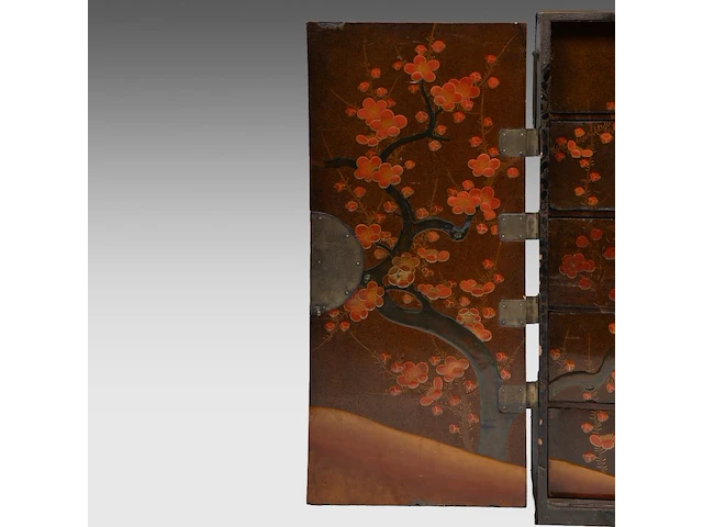 A japanese black and gold lacquered cabinet, mon symbols on the exterior and the 'three friends of winter' on the interior, meiji period (1868-1912), h 107,5 - 90 x 44,5 cm - afbeelding 12 van  13