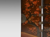 A japanese black and gold lacquered cabinet, mon symbols on the exterior and the 'three friends of winter' on the interior, meiji period (1868-1912), h 107,5 - 90 x 44,5 cm - afbeelding 12 van  13