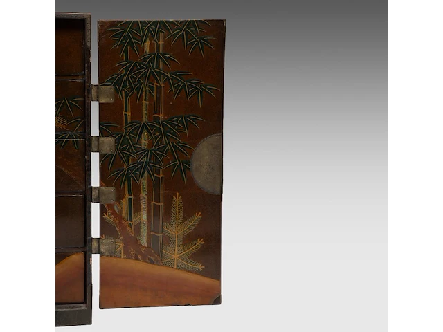A japanese black and gold lacquered cabinet, mon symbols on the exterior and the 'three friends of winter' on the interior, meiji period (1868-1912), h 107,5 - 90 x 44,5 cm - afbeelding 13 van  13