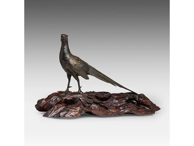 A japanese bronze and gilt okimono of a pheasant, fixed on a wooden tree trunk-form base, meiji period (19thc), total l 60 - h 36 cm - afbeelding 1 van  7