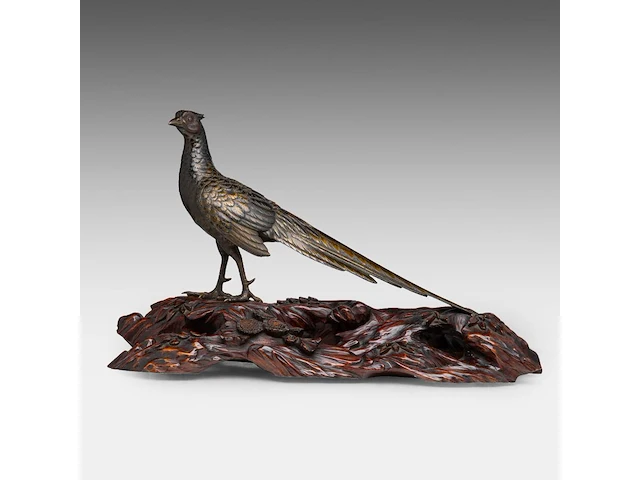 A japanese bronze and gilt okimono of a pheasant, fixed on a wooden tree trunk-form base, meiji period (19thc), total l 60 - h 36 cm - afbeelding 2 van  7