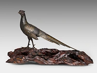 A japanese bronze and gilt okimono of a pheasant, fixed on a wooden tree trunk-form base, meiji period (19thc), total l 60 - h 36 cm - afbeelding 2 van  7