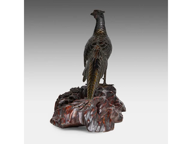 A japanese bronze and gilt okimono of a pheasant, fixed on a wooden tree trunk-form base, meiji period (19thc), total l 60 - h 36 cm - afbeelding 3 van  7
