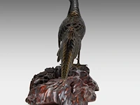 A japanese bronze and gilt okimono of a pheasant, fixed on a wooden tree trunk-form base, meiji period (19thc), total l 60 - h 36 cm - afbeelding 3 van  7