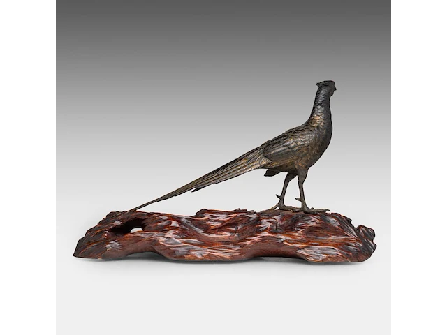 A japanese bronze and gilt okimono of a pheasant, fixed on a wooden tree trunk-form base, meiji period (19thc), total l 60 - h 36 cm - afbeelding 4 van  7