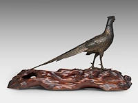 A japanese bronze and gilt okimono of a pheasant, fixed on a wooden tree trunk-form base, meiji period (19thc), total l 60 - h 36 cm - afbeelding 4 van  7
