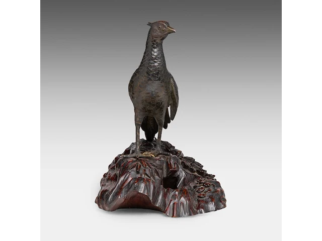 A japanese bronze and gilt okimono of a pheasant, fixed on a wooden tree trunk-form base, meiji period (19thc), total l 60 - h 36 cm - afbeelding 5 van  7