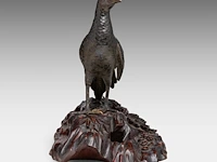 A japanese bronze and gilt okimono of a pheasant, fixed on a wooden tree trunk-form base, meiji period (19thc), total l 60 - h 36 cm - afbeelding 5 van  7