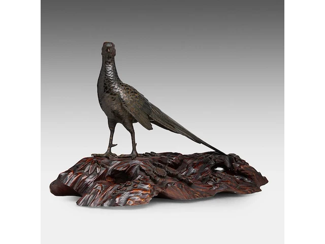 A japanese bronze and gilt okimono of a pheasant, fixed on a wooden tree trunk-form base, meiji period (19thc), total l 60 - h 36 cm - afbeelding 6 van  7