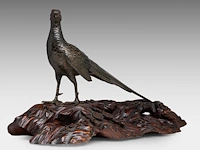 A japanese bronze and gilt okimono of a pheasant, fixed on a wooden tree trunk-form base, meiji period (19thc), total l 60 - h 36 cm - afbeelding 6 van  7