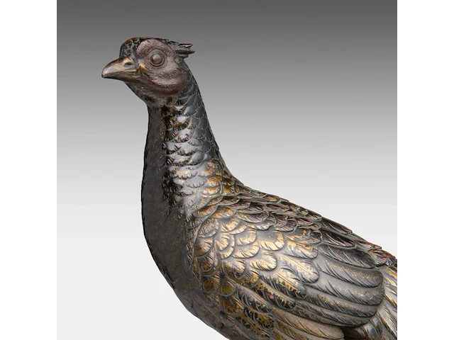 A japanese bronze and gilt okimono of a pheasant, fixed on a wooden tree trunk-form base, meiji period (19thc), total l 60 - h 36 cm - afbeelding 7 van  7