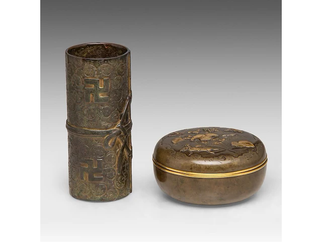 A japanese bronze and gilt relief 'insects among leaves' round bronze box and a tied-scroll-shaped brushpot, meiji period (1868-1912), box ø 12 cm / brushpot h 7 cm - afbeelding 1 van  6