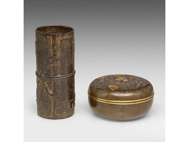 A japanese bronze and gilt relief 'insects among leaves' round bronze box and a tied-scroll-shaped brushpot, meiji period (1868-1912), box ø 12 cm / brushpot h 7 cm - afbeelding 2 van  6