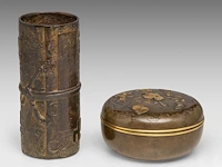A japanese bronze and gilt relief 'insects among leaves' round bronze box and a tied-scroll-shaped brushpot, meiji period (1868-1912), box ø 12 cm / brushpot h 7 cm - afbeelding 2 van  6