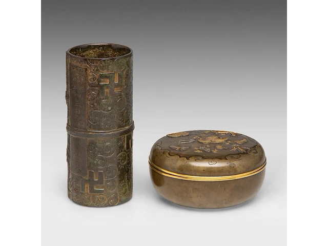 A japanese bronze and gilt relief 'insects among leaves' round bronze box and a tied-scroll-shaped brushpot, meiji period (1868-1912), box ø 12 cm / brushpot h 7 cm - afbeelding 3 van  6
