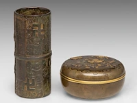 A japanese bronze and gilt relief 'insects among leaves' round bronze box and a tied-scroll-shaped brushpot, meiji period (1868-1912), box ø 12 cm / brushpot h 7 cm - afbeelding 3 van  6