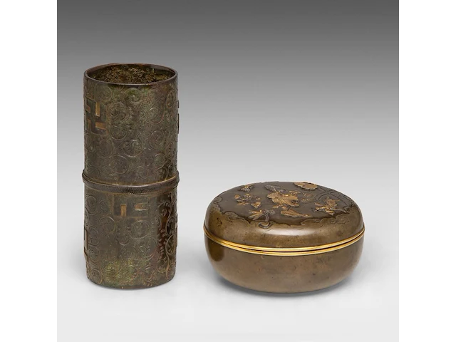 A japanese bronze and gilt relief 'insects among leaves' round bronze box and a tied-scroll-shaped brushpot, meiji period (1868-1912), box ø 12 cm / brushpot h 7 cm - afbeelding 4 van  6