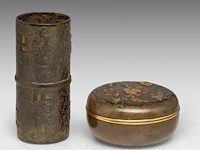 A japanese bronze and gilt relief 'insects among leaves' round bronze box and a tied-scroll-shaped brushpot, meiji period (1868-1912), box ø 12 cm / brushpot h 7 cm - afbeelding 4 van  6