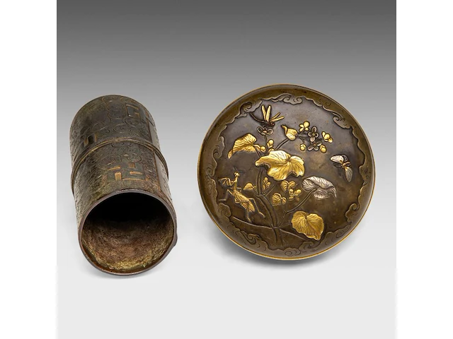 A japanese bronze and gilt relief 'insects among leaves' round bronze box and a tied-scroll-shaped brushpot, meiji period (1868-1912), box ø 12 cm / brushpot h 7 cm - afbeelding 5 van  6