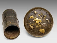 A japanese bronze and gilt relief 'insects among leaves' round bronze box and a tied-scroll-shaped brushpot, meiji period (1868-1912), box ø 12 cm / brushpot h 7 cm - afbeelding 5 van  6