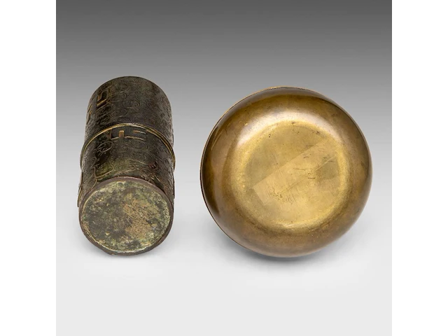 A japanese bronze and gilt relief 'insects among leaves' round bronze box and a tied-scroll-shaped brushpot, meiji period (1868-1912), box ø 12 cm / brushpot h 7 cm - afbeelding 6 van  6