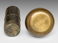 A japanese bronze and gilt relief 'insects among leaves' round bronze box and a tied-scroll-shaped brushpot, meiji period (1868-1912), box ø 12 cm / brushpot h 7 cm - afbeelding 6 van  6