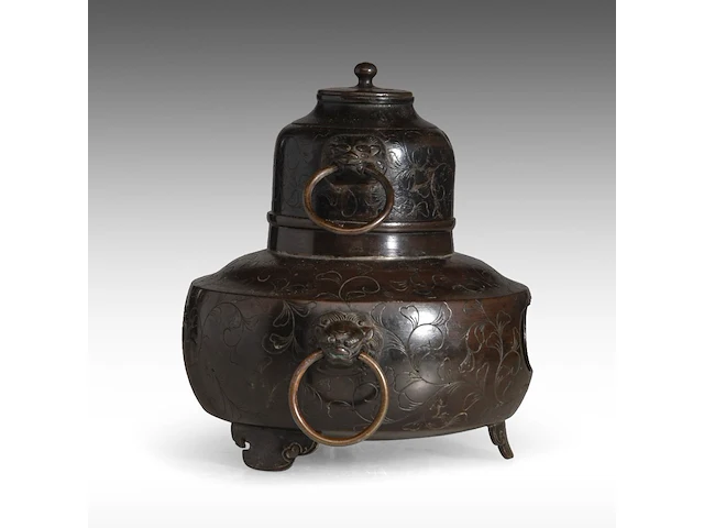 A japanese bronze chagama-shaped koro or incense burner, with floral engraved motifs and shishi heads with rings in their mouths for handles, meiji period (1868-1912), h 19 cm - afbeelding 2 van  7