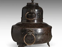 A japanese bronze chagama-shaped koro or incense burner, with floral engraved motifs and shishi heads with rings in their mouths for handles, meiji period (1868-1912), h 19 cm - afbeelding 2 van  7