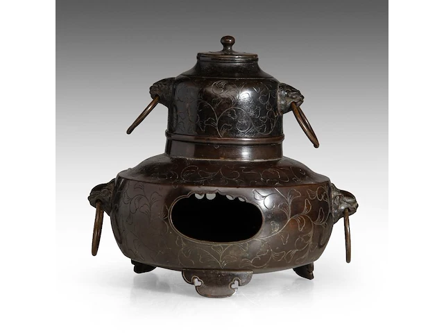A japanese bronze chagama-shaped koro or incense burner, with floral engraved motifs and shishi heads with rings in their mouths for handles, meiji period (1868-1912), h 19 cm - afbeelding 3 van  7