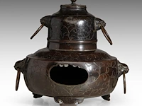 A japanese bronze chagama-shaped koro or incense burner, with floral engraved motifs and shishi heads with rings in their mouths for handles, meiji period (1868-1912), h 19 cm - afbeelding 3 van  7