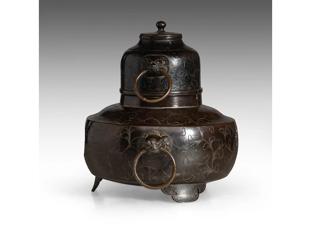 A japanese bronze chagama-shaped koro or incense burner, with floral engraved motifs and shishi heads with rings in their mouths for handles, meiji period (1868-1912), h 19 cm - afbeelding 4 van  7
