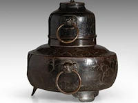 A japanese bronze chagama-shaped koro or incense burner, with floral engraved motifs and shishi heads with rings in their mouths for handles, meiji period (1868-1912), h 19 cm - afbeelding 4 van  7