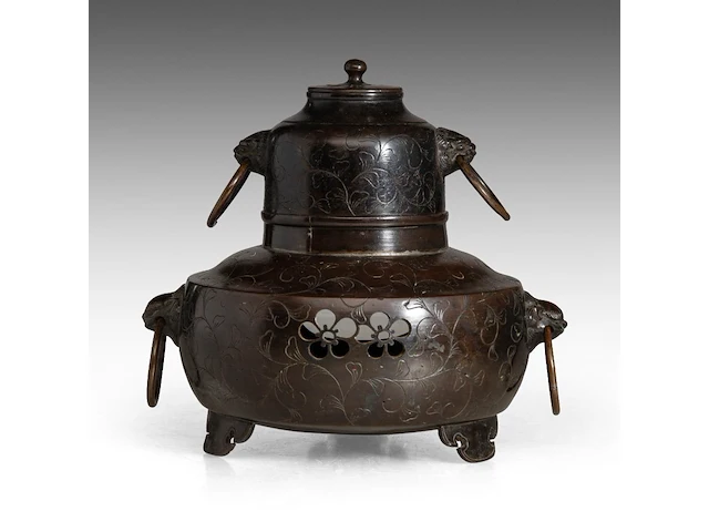 A japanese bronze chagama-shaped koro or incense burner, with floral engraved motifs and shishi heads with rings in their mouths for handles, meiji period (1868-1912), h 19 cm - afbeelding 5 van  7