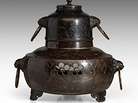 A japanese bronze chagama-shaped koro or incense burner, with floral engraved motifs and shishi heads with rings in their mouths for handles, meiji period (1868-1912), h 19 cm - afbeelding 5 van  7