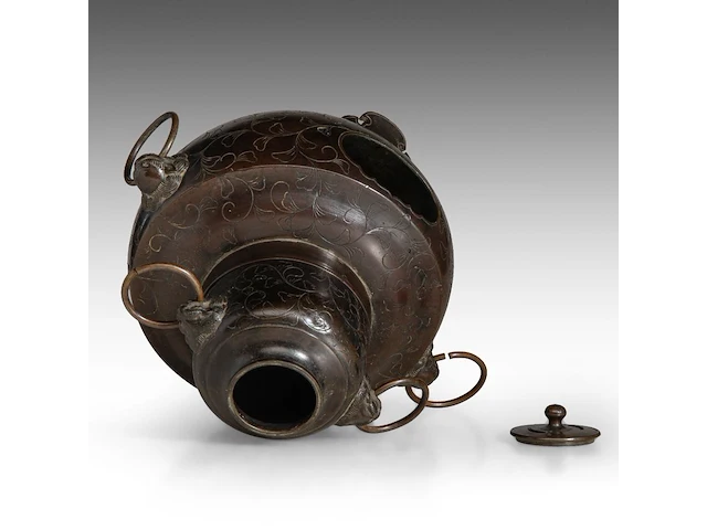 A japanese bronze chagama-shaped koro or incense burner, with floral engraved motifs and shishi heads with rings in their mouths for handles, meiji period (1868-1912), h 19 cm - afbeelding 6 van  7