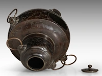 A japanese bronze chagama-shaped koro or incense burner, with floral engraved motifs and shishi heads with rings in their mouths for handles, meiji period (1868-1912), h 19 cm - afbeelding 6 van  7