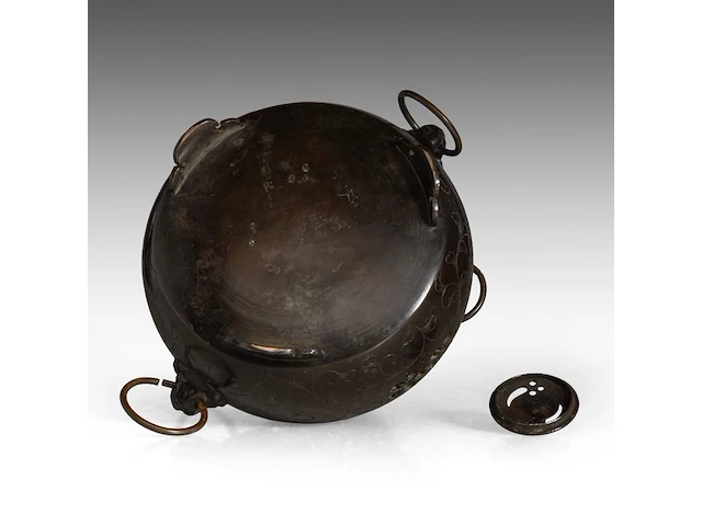 A japanese bronze chagama-shaped koro or incense burner, with floral engraved motifs and shishi heads with rings in their mouths for handles, meiji period (1868-1912), h 19 cm - afbeelding 7 van  7